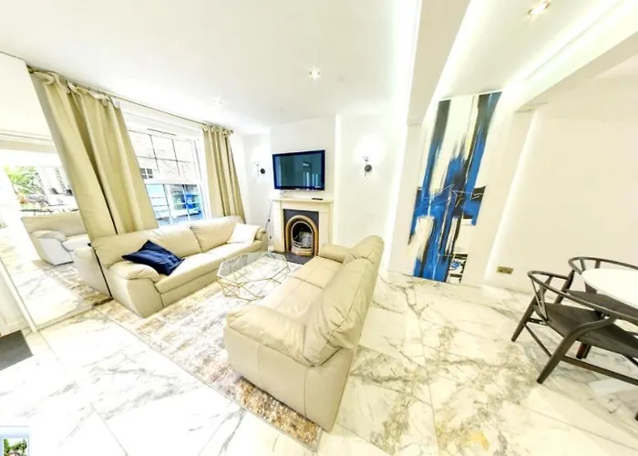 Charming 2-Bed House In London
